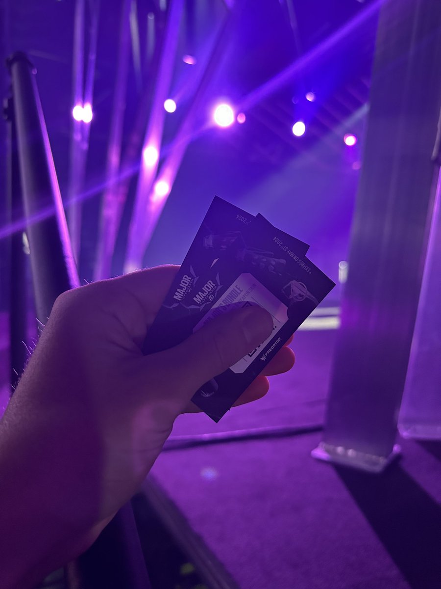 iainchambers's tweet photo. HEY IT’S A #BLASTR6MAJOR GIVEAWAY! ‼️ 

Two Major Bundles - exclusive operator background and weapon skin!

Like and follow. Winners picked after the Grand Final! GOOD LUCK https://t.co/md9uQ5q3nB
