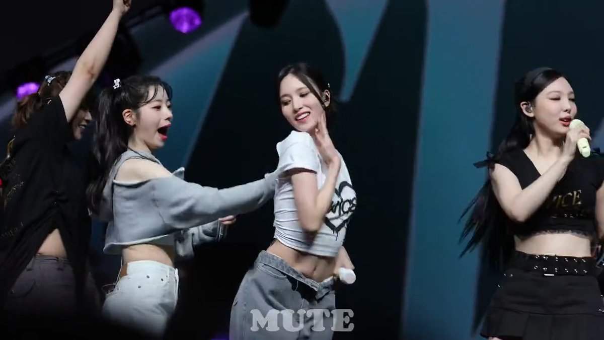 godmitzu's tweet photo. Dahyun, Sana, and Jihyo letting their intrusive thoughts win and touching Mina's exposed back 😭😭

#READYTOBE_IN_MELBOURNE_D2 #TWICE_5TH_WORLD_TOUR https://t.co/DmrFIk3DGD