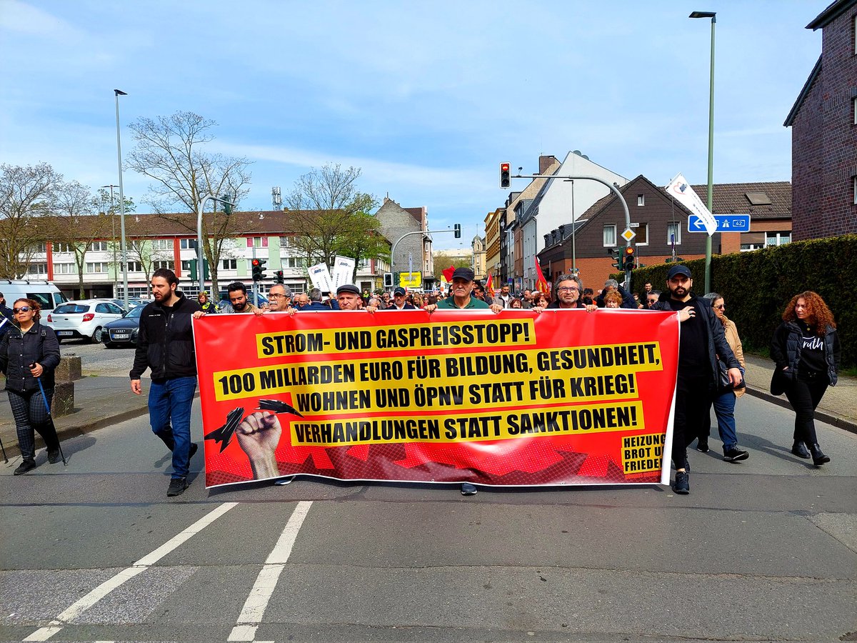 "Heizung, Brot und Frieden" - Bündnis Duisburg auf der Demonstration zum 1. Mai ❤

Tausend Grüße an die, die unbeirrt fordern, was unerlässlich ist - trotz alledem! ✊