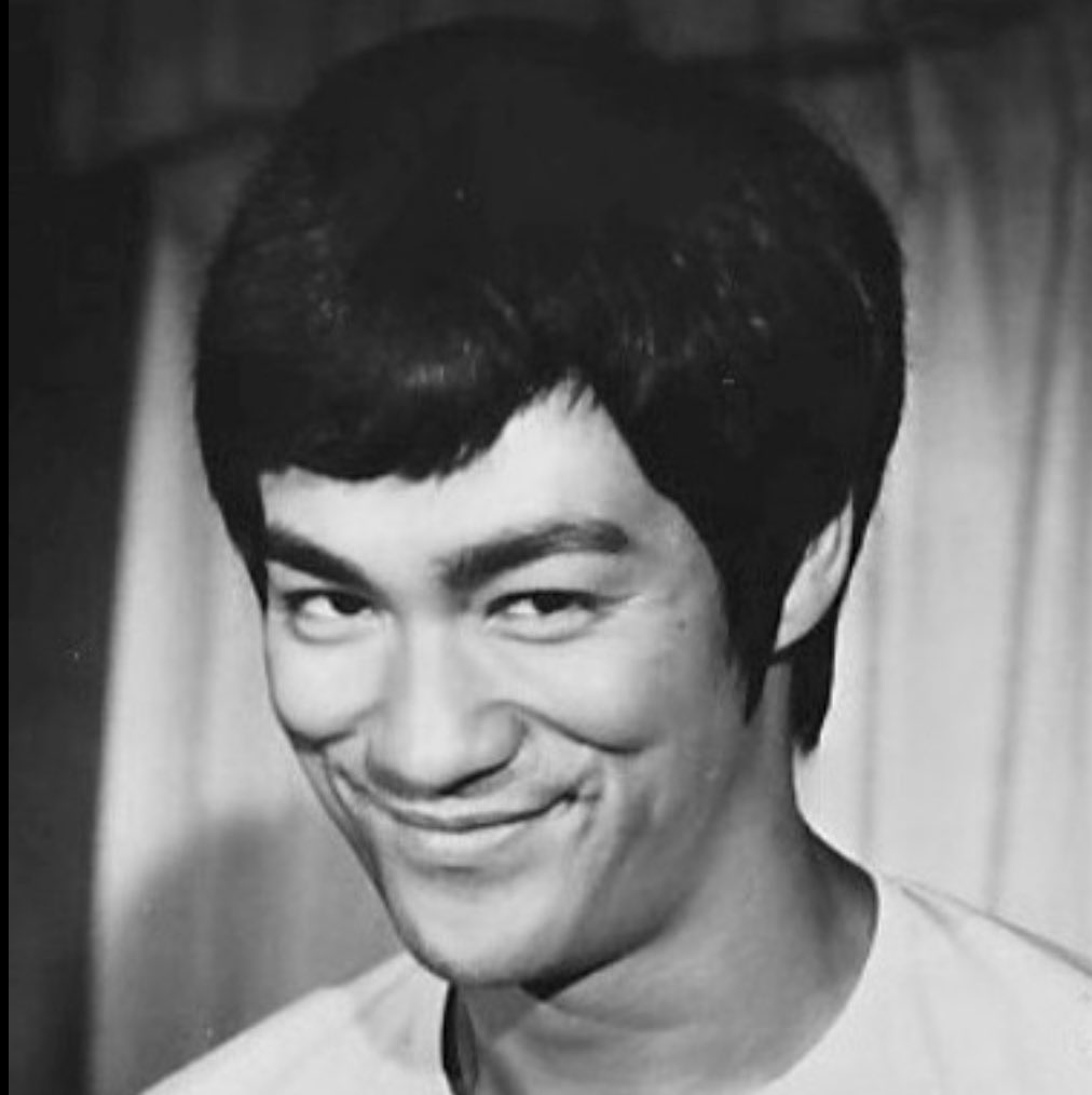 Ich lese 2 Bücher pro Woche.

Glückwunsch. Bist du Buchblogger oder was?
Wie sagte eins Bruce Lee:

Ich fürchte nicht den Mann, der 10.000 Kicks einmal geübt hat, aber ich fürchte mich vor dem, der einen Kick 10.000 mal geübt hat.

Mach’s wie Bruce. Mach 1 Sache verdammt richtig