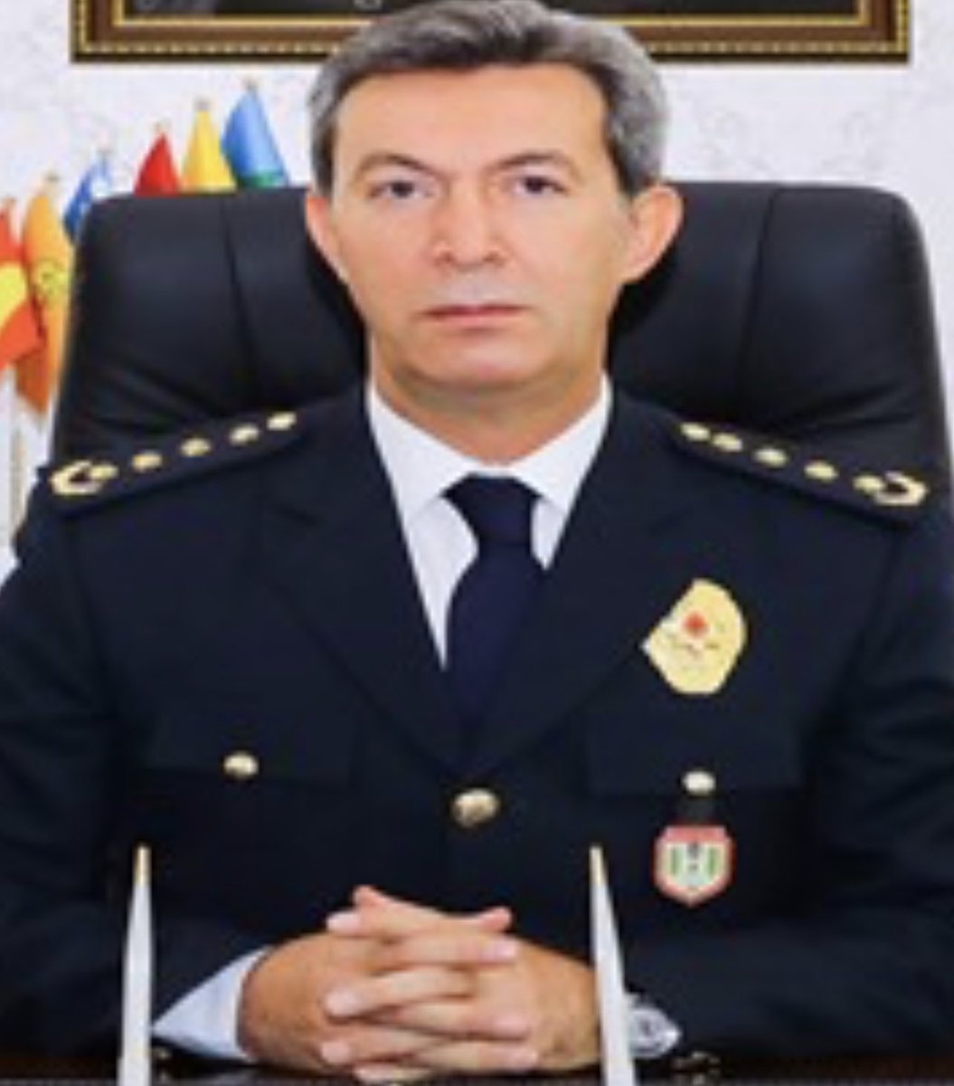 Erzurum emniyet müdürü olan bu kişinin derhal görevden alınması ve hatta tutuklanması şarttır. 
POLİS DEVLETİN POLİSİDİR…