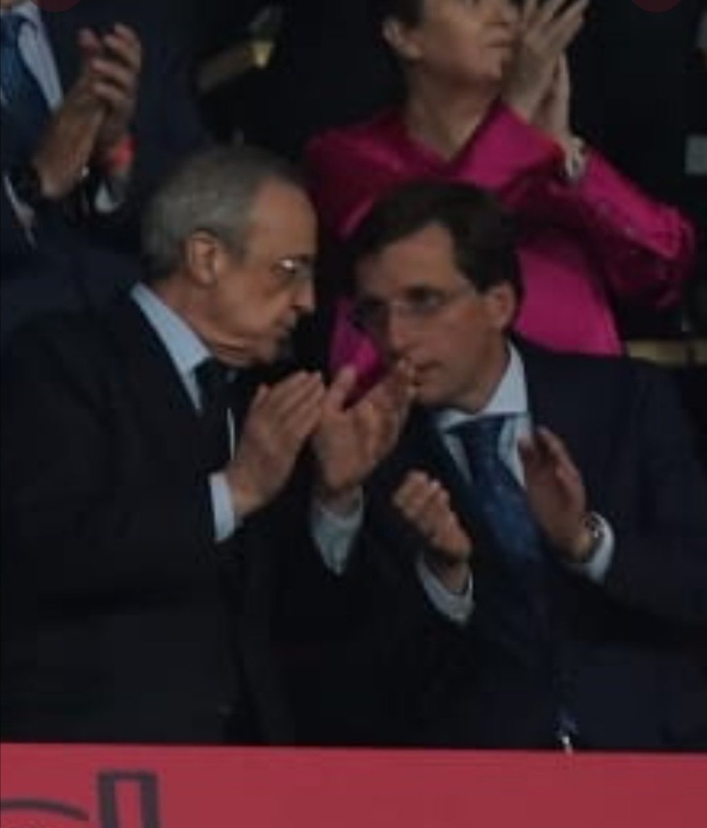 Florentino Pérez junto a Almeida ayer en el palco. Acaban de perpetrar antes de las elecciones una estafa urbanística con una tala de árboles y un negocio de 500M€ para parkings pedidos por el Real Madrid. En El Poder del Palco explico cómo financia al PP casadellibro.com/libro-florenti…