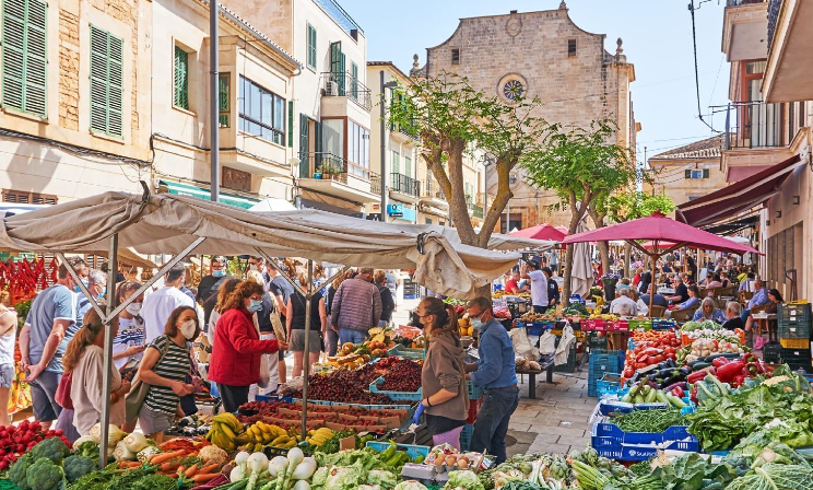 AutosVima's tweet photo. The market in Santanyi! Always happening on wednesdays and saturdays morning! Truly a great way to find traditional food and art!
#sommer #market #vima #rentacar #saturdays 
https://t.co/I8Dsz4zYmQ https://t.co/wd4rxRrE6k
