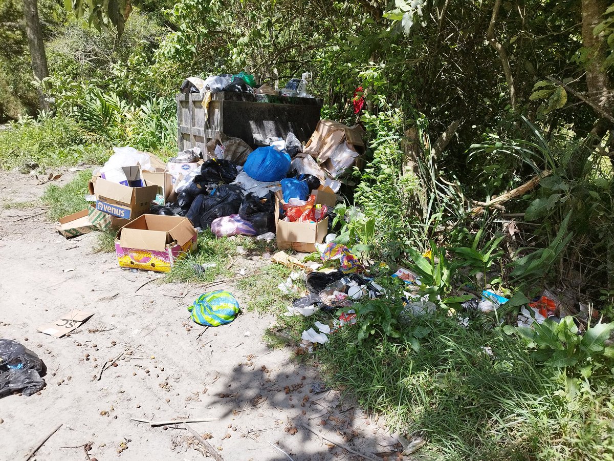 henryjara7's tweet photo. Así de abandonado el sector rural. #SanPedroDeVilcabamba inundado de basura y el @municipioloja bien gracias.
Contenedor de basura ubicado en el ingreso al río #Uchima #Sacapo colapsado.
Ojo, esta zona es turística. https://t.co/ISjBvpoALK
