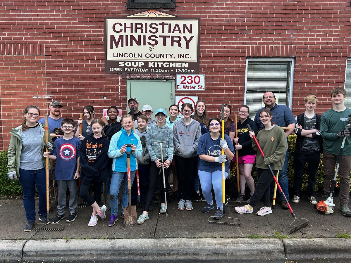 aaronpswain's tweet photo. It’s #seminarysunday! Every single thing I do throughout the week - from leading mission projects, to thinking through theological issues, sermon prep, and baptisms - is shaped  &amp; formed by the theological education I received at @sebts. Thankful for those professors! https://t.co/JtfhkcME5o
