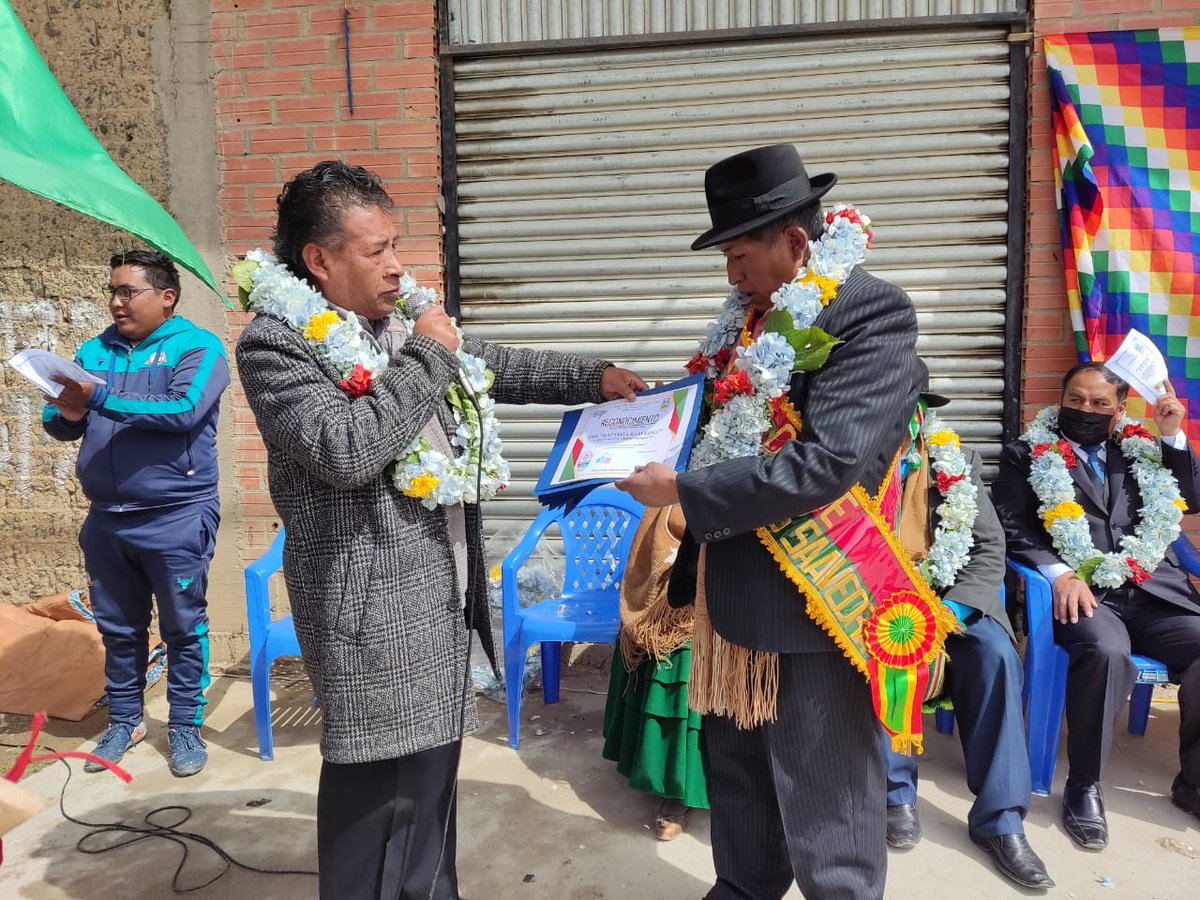 FabiolaConcejal's tweet photo. Representantes de la Comisión de Planificación y Desarrollo Productivo (COPLADEP) del Concejo Municipal de #ElAlto, participan en los actos por el XX ANIVERSARIO de la Urbanización Bautista Saavedra U. V. "G" DM-14.
#FabiolaFuruyaConcejal
#COPLADEPConcejoMunicipalElAlto https://t.co/M13X51Dz9J