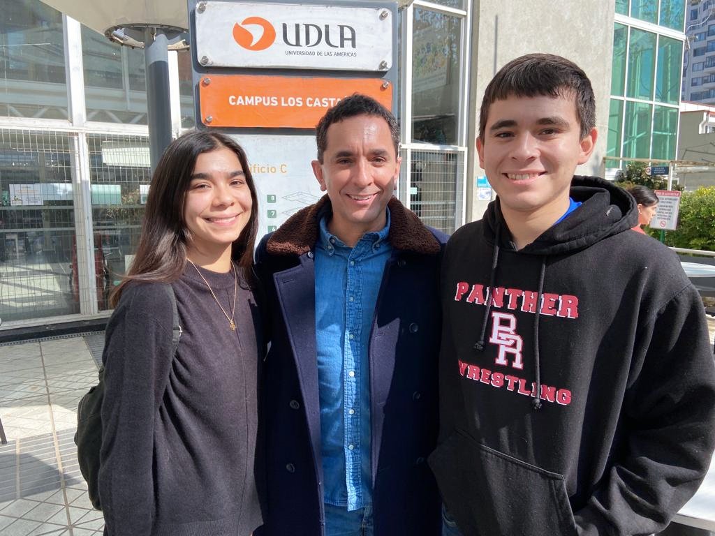 dr_marconunez's tweet photo. Acompañado por mis hijos y la ex concejala Marcela Varas, voté en el local ubicado en la sede de la Universidad de Las Américas de Viña del Mar. @marconunez https://t.co/J2FqYUqfhA