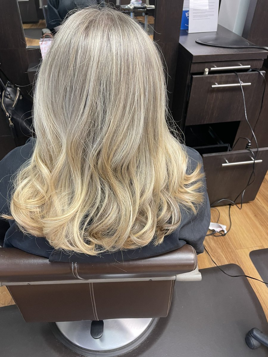 Beautiful partial foil and blowout 😍
Stylist: Laura
#partialhighlights #partialfoil #highlights #hair #blowout #hairsalon #salon