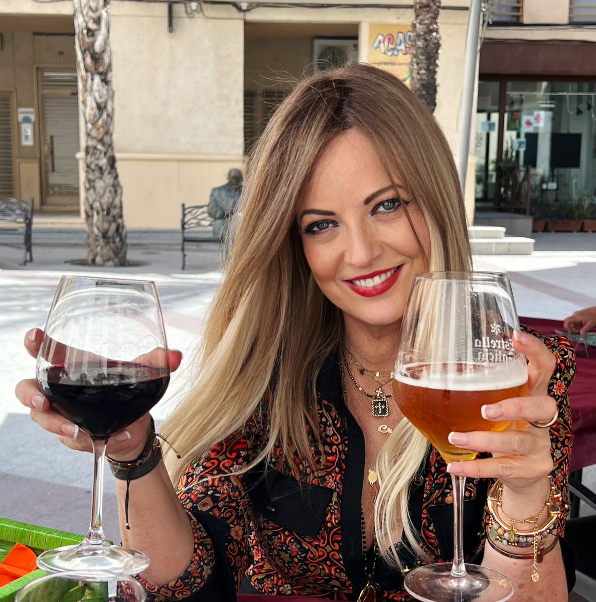 -¿Otra cerveza?
-No sé si quiero otra cerveza o vino... Mira lo que te digo: tráeme una cerveza y un vino, así no tengo que elegir…
-Mamá, creo que tienes un problema con el alcohol. 
-No, un problema tenía hace diez minutos, que no había nada para beber. Ahora, to’solucionao.
