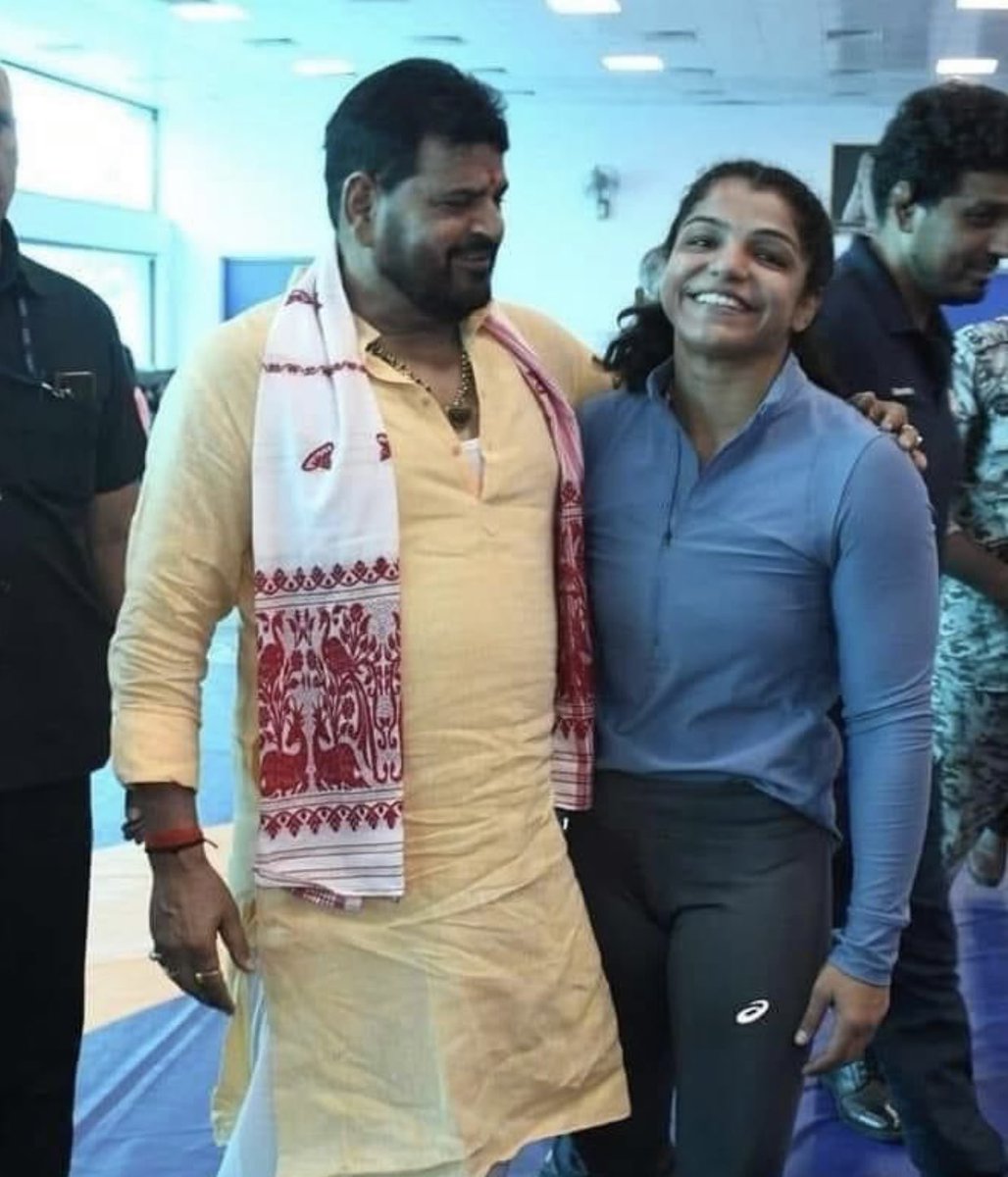 Anandraipti's tweet photo. बृजभूषण सिंह से मेरा कोई वास्ता नहीं है, लेकिन अगर यह तस्वीर वास्तविक है तो निश्चित रूप से इनके ख़िलाफ़ साज़िश हो रही है। अब कोई ग़लत अर्थ न निकाले, इसलिए यह बताना ज़रूरी है कि खबर लिखते समय आपराधिक गाथा में इनका नाम आया तो इनके ख़िलाफ़ लिखने में मैंने तनिक भी नरमी नहीं बरती। https://t.co/2ql3zxRQ7u