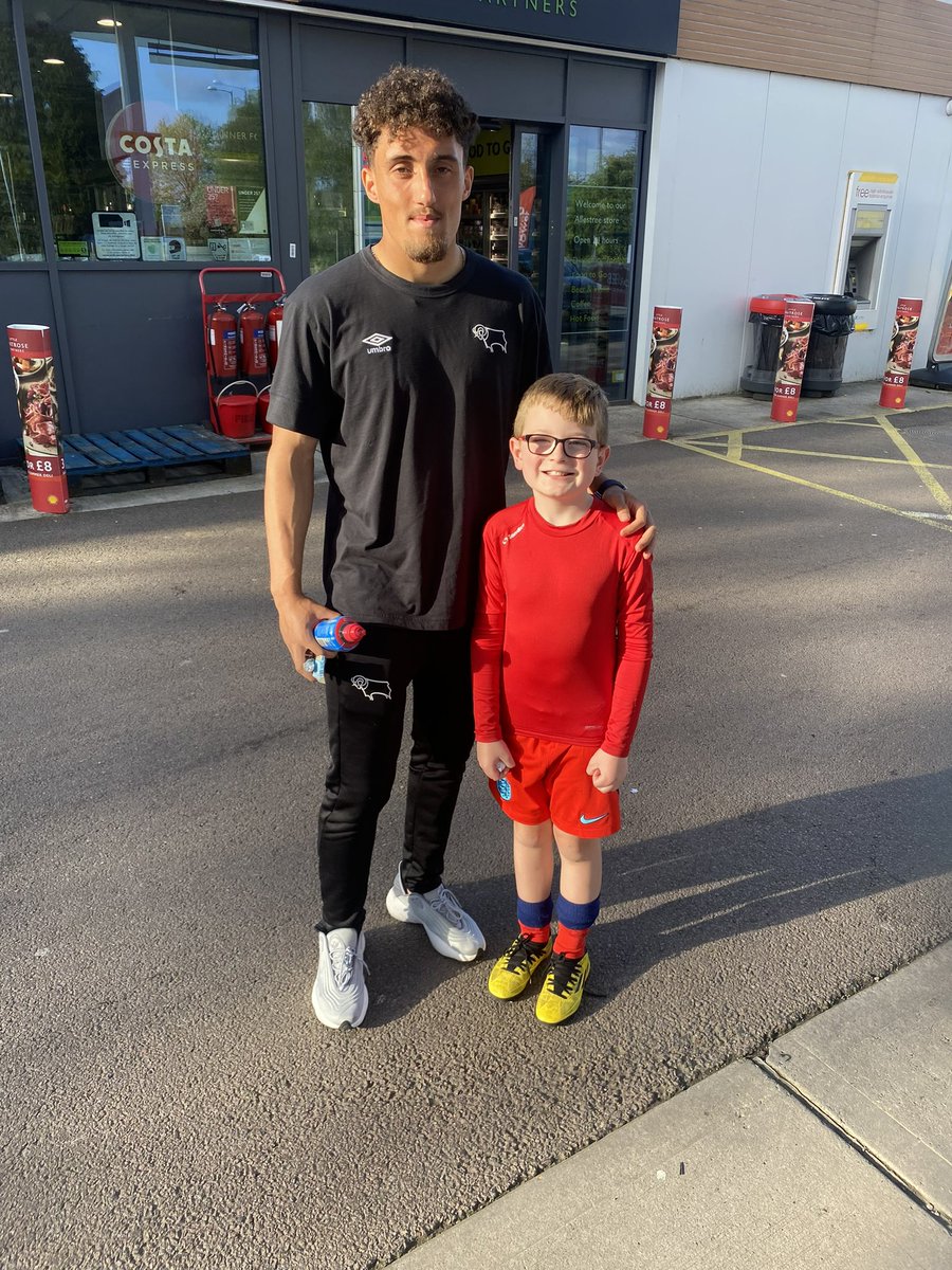 Harrys absolutely made up that he just met Haydon Roberts. He said im so sorry we couldn’t do it for you little man 😭😭 What an absolutely genuinely lovely lad, he was so upset that it didn’t happen today. Thank you for taking the time to talk to Harry #dcfc #dcfcfans 🐏🐏