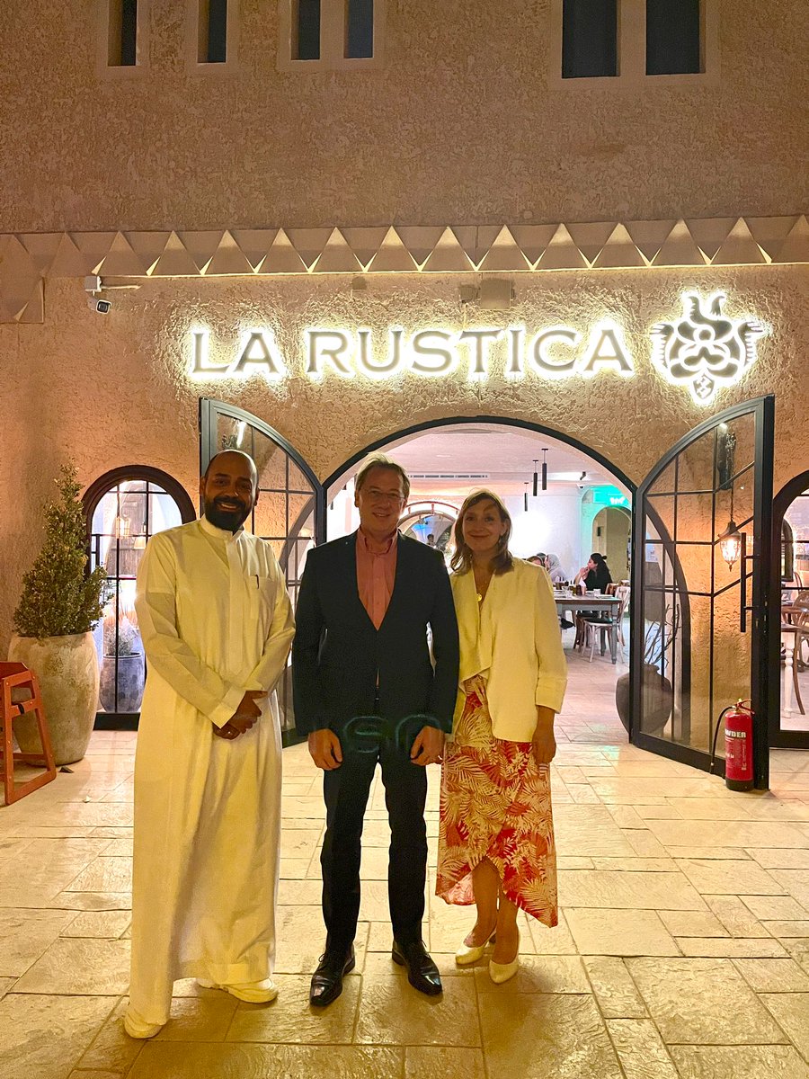 ludovic_pouille's tweet photo. هل تعرفون @larustica_sa ؟ هذا المطعم الرائع في قلب حيّ السفارات الذي بُنِيَ حول شجرة خلابة بلغت من العمر نصف قرن. شكرًا لصاحبه سلطان شماسي على هذا الترحيب الحار!
🇸🇦💙🇫🇷🧑🏽‍🍳👩🏽‍🍳 https://t.co/hGvfoKhPKe