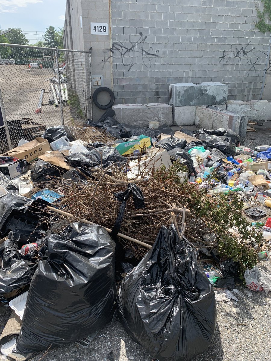 Stinnett_41st's tweet photo. Baltimore Clean Streets….

No one to blame but ourselves when we allow this bad behavior. 

Maintaining a cleaner environment should be our priority!!

#BaltimoreCleanStreets https://t.co/YqGpMdLn9g