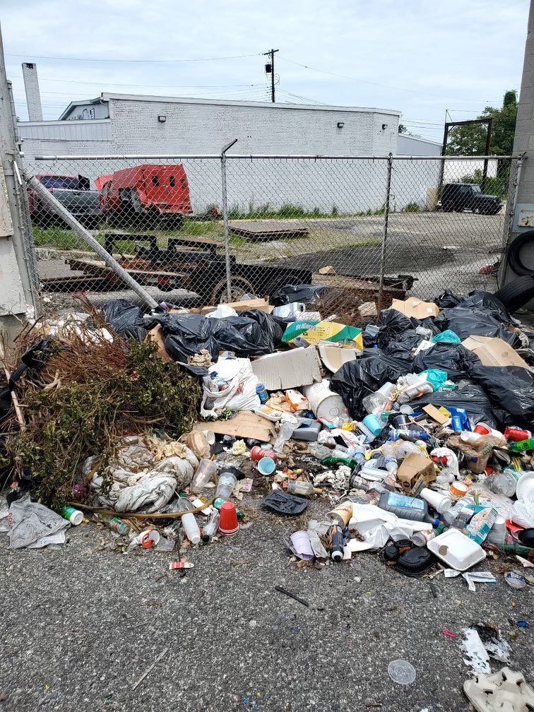 Stinnett_41st's tweet photo. Baltimore Clean Streets….

No one to blame but ourselves when we allow this bad behavior. 

Maintaining a cleaner environment should be our priority!!

#BaltimoreCleanStreets https://t.co/YqGpMdLn9g