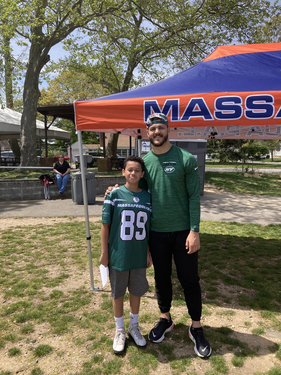 redding31's tweet image. My son had a blast today at  @Jeremy_Ruckert1 🏈 clinic. Even caught a nice pass from Jeremy 🛫#jets