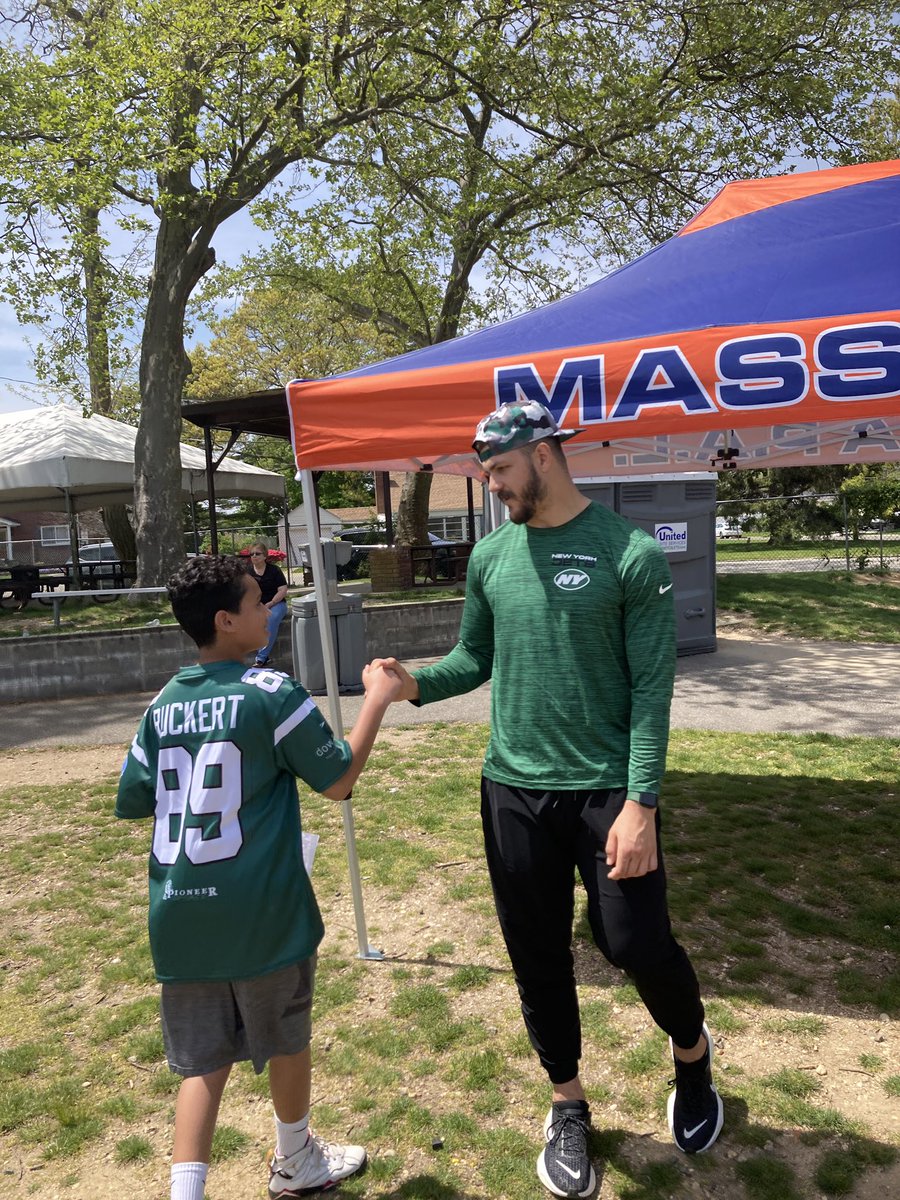 redding31's tweet image. My son had a blast today at  @Jeremy_Ruckert1 🏈 clinic. Even caught a nice pass from Jeremy 🛫#jets