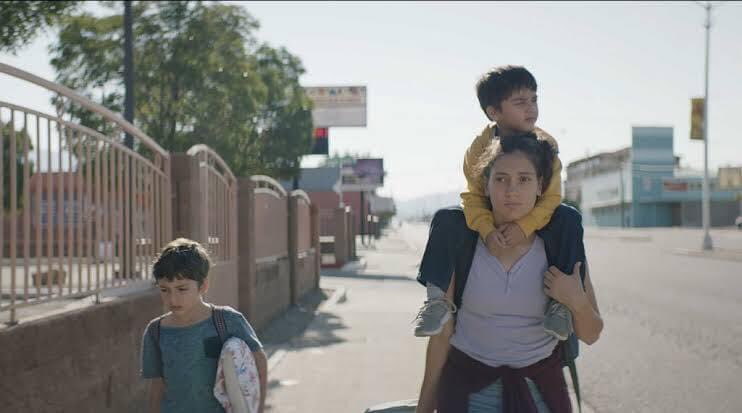 procine_oficial's tweet photo. #SabíasQué💡

“Los lobos” del director Samuel Kishi, es una película autobiográfica. 😱

La historia que inspiró esta conmovedora cinta, está basada en su experiencia propia, cuando su madre se separó de su padre e hizo un viaje a Estados Unidos con él y su hermano. https://t.co/UcBxh2BDP9