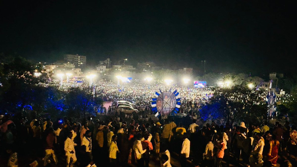 tonybekkal's tweet photo. మాటలు సరిపోవడం లేదు.
దుమ్ము లేచిపోయింది ఈరోజు సభ.
బెహెన్ జీ మాయావతికి తెలంగాణ ఇచ్చిన తొలి బహుమానం ఇది.
రాబోయే రోజుల్లో తెలంగాణలో BSP ని అధికారంలోకి తీసుకొచ్చి ఆమె వారసులం అనిపించుకుంటాం.

జై భీం.. జై భారత్ 🐘🇪🇺💙 https://t.co/Wx4nKOz1e4