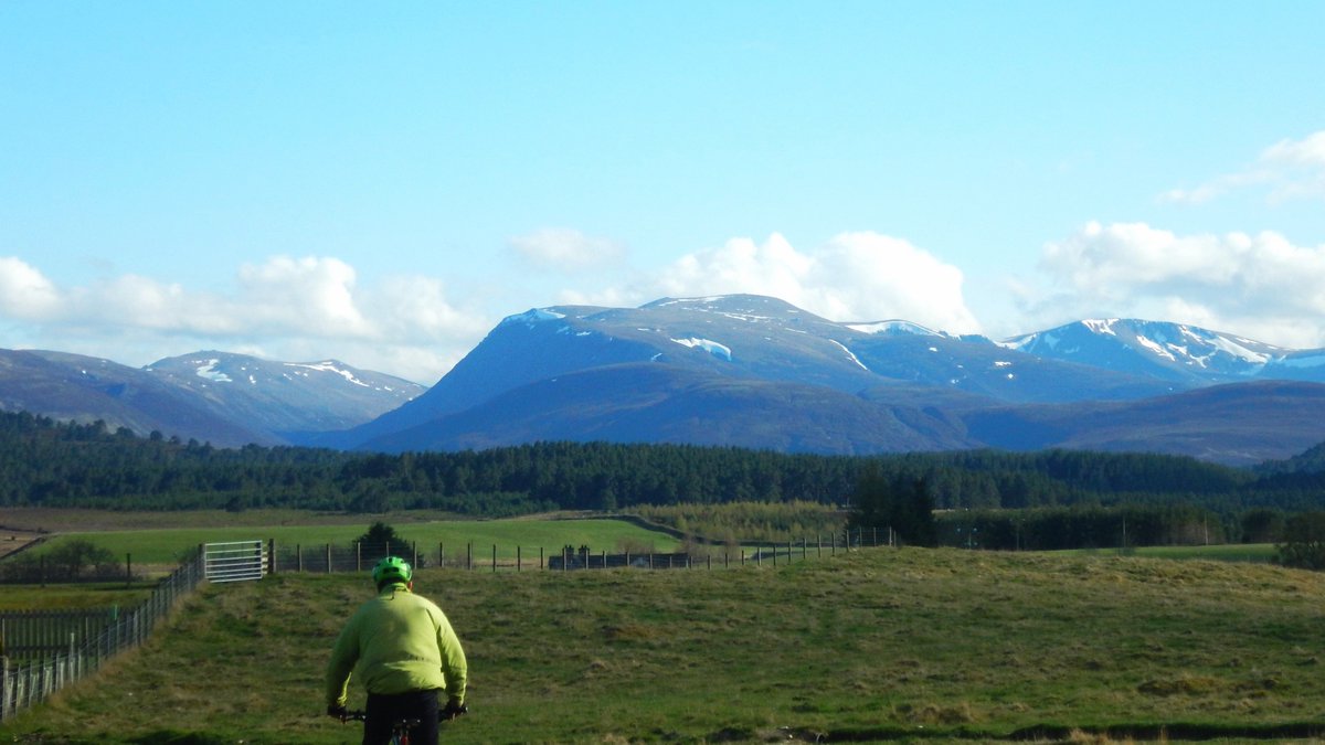 PeteCrane5's tweet photo. Simple pleasures, late afternoon #CycleFromHome with a 'quite nice' view of the #Cairngorms https://t.co/OYLRIHjcnR
