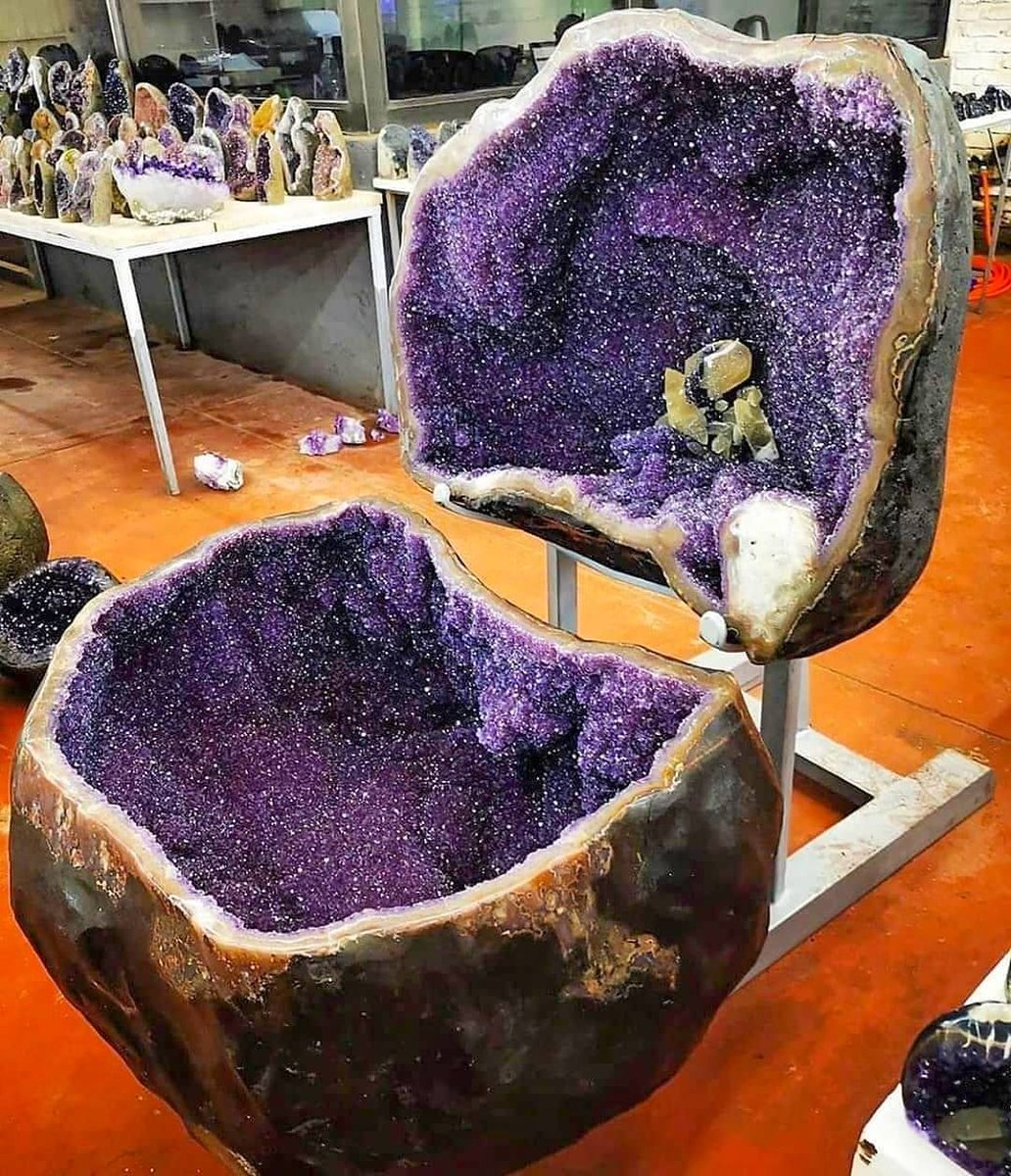 Fantastic Large Amethyst Geode From Uruguay.

Photo Copyright ©️ Dalnegorsk Minerals