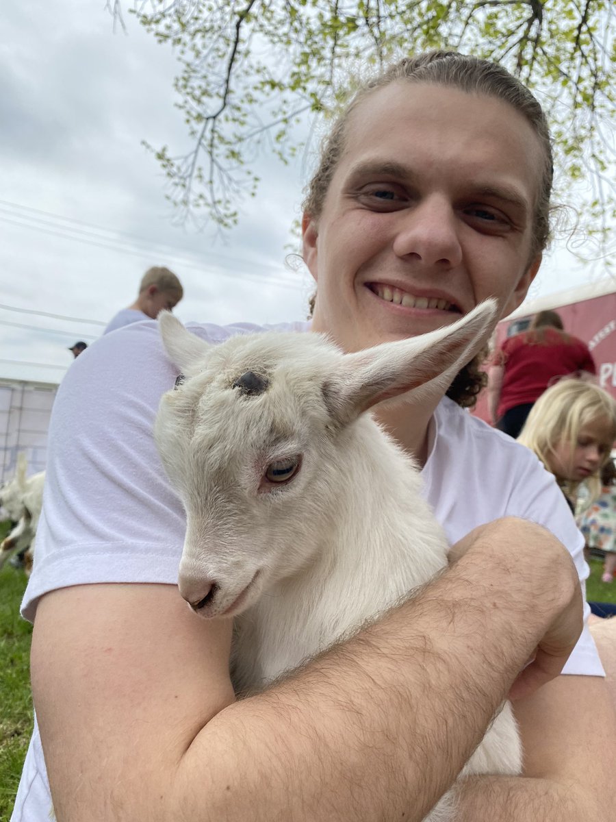 luce_hope's tweet photo. I love the petting zoo and being engaged to this cutie🥺💕🥰 https://t.co/UfIQJPscy3