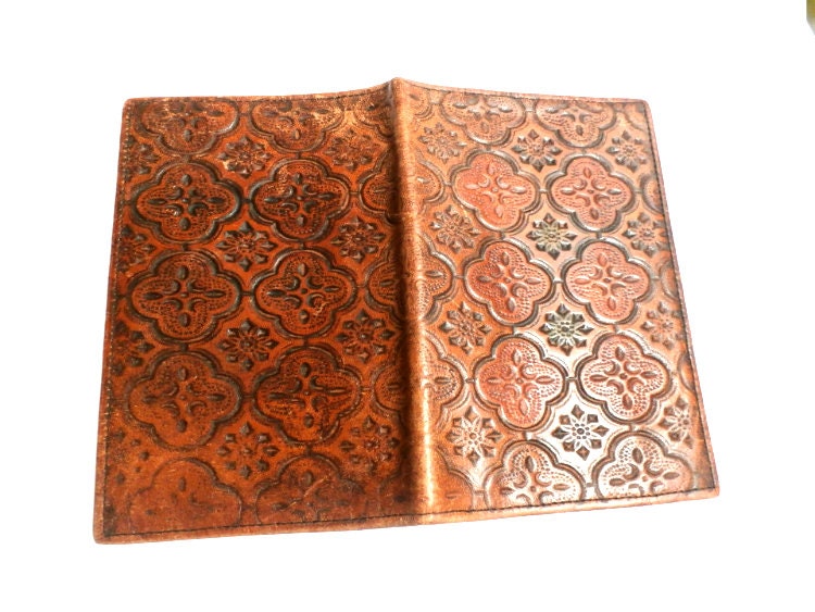 GrandmasDowry's tweet photo. Genuine Leather Wallet, Vintage Clutch Wallet, Passport Cover, Unisex Money Purse https://t.co/Ra9sr7rPTJ #brown #birthday #leatherwallet #clutchwallet #unisexwallet #moneypurse #genuineleather #vintageaccessories #handmadewallet #giftforDad https://t.co/NSiAh8L8k5