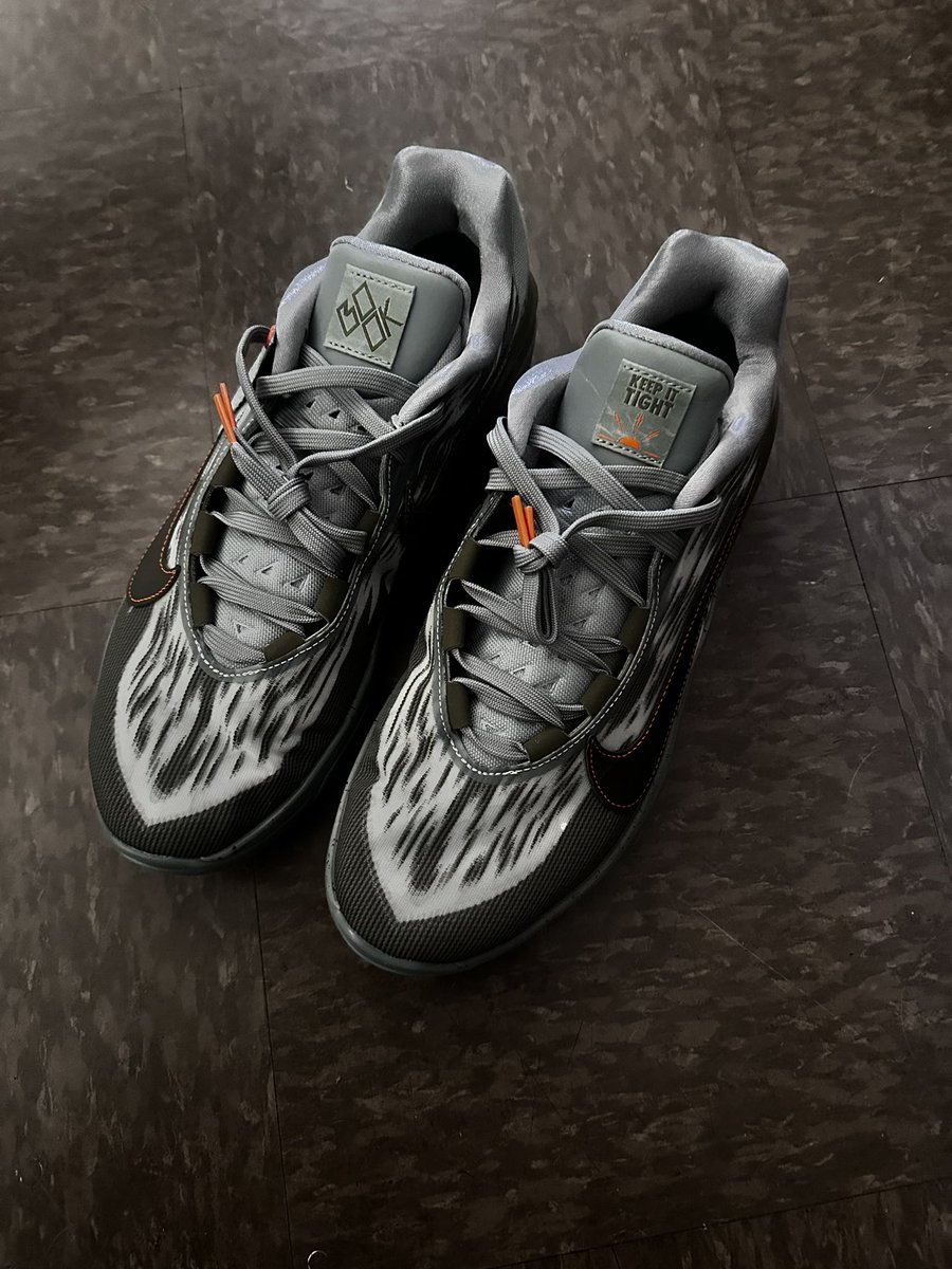 MrGabeRamos's tweet image. Late post but these came in this week, and they are beautiful! I’ll be breaking them in today. @dbook @Nike @nikebasketball #RallyTheValley #KeepItTight  #GoSuns #Nike