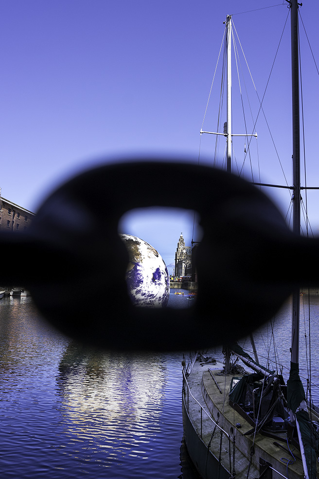 eye4photo_uk's tweet photo. Linking Europe
#FloatingGlobe #Eurovision2023 #Liverpool #AlbertDock #RoyalAlbertDock #Art #LukeJerram #ThePhotoHour #Photography https://t.co/txdTmKazOA