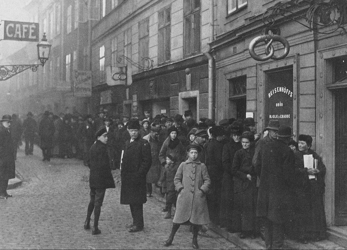vendelama's tweet photo. Vänsterpartiet vill införa pristak på mat. Jag säger nej tack till brödköer. https://t.co/9ZIIKJStM2