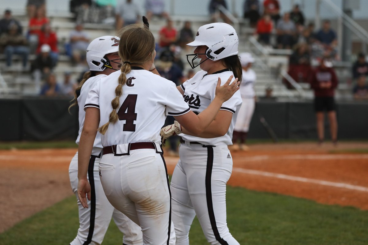 Blades' game-tying RBI double sends lightning through the sky. Currently in a delay. 

CU 1, UC 1 T6