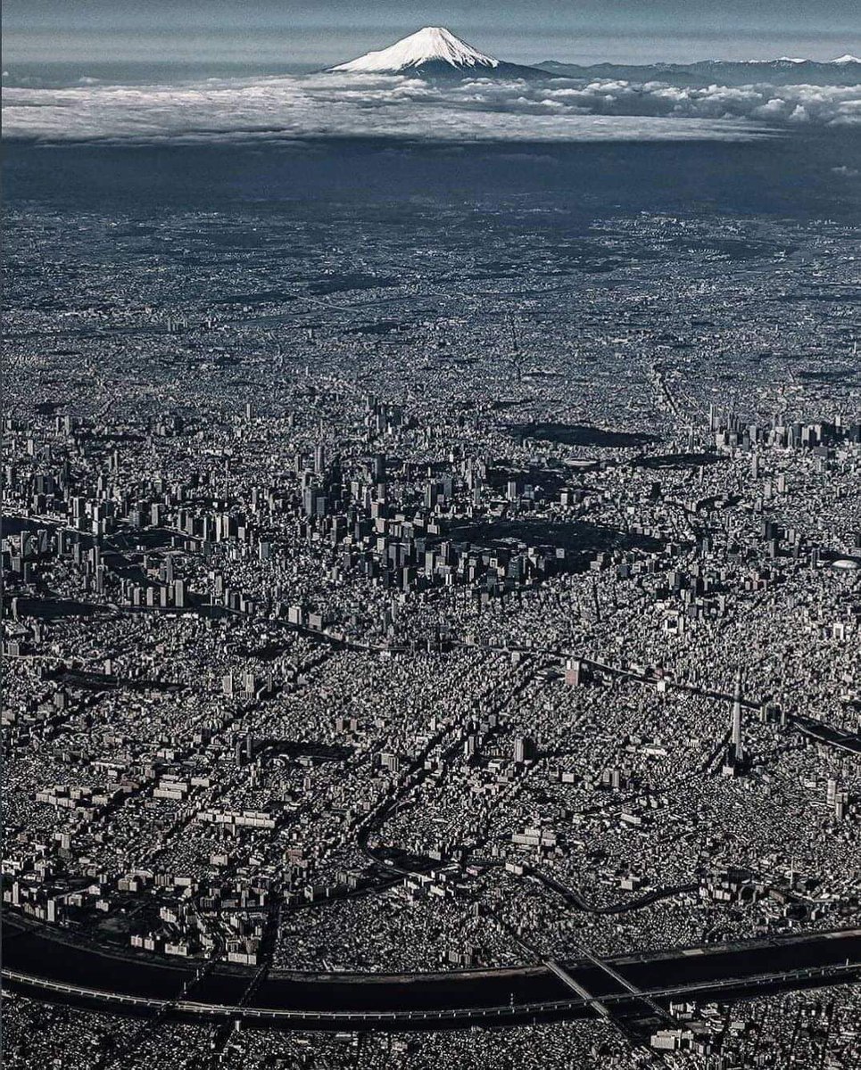 Hana_b30's tweet photo. The largest and the most populated city on earth, Tokyo, Japan🇯🇵 https://t.co/ukuIbHcTwM