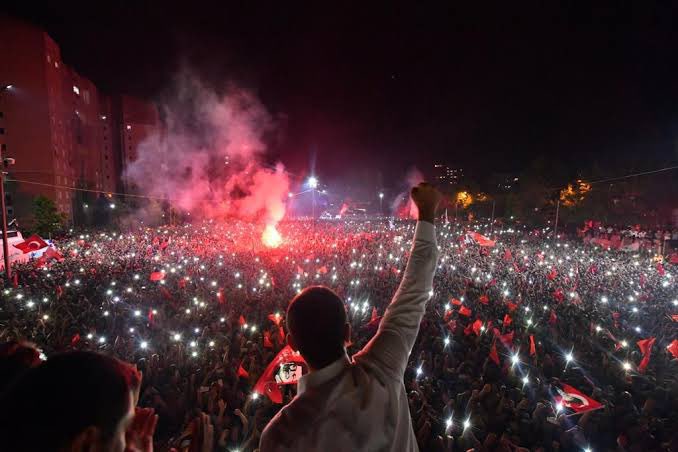 Harun Tekin (@harun_tekin) on Twitter photo mutlak bir çöküşle gerçek bir umut arasında bir seçim yapacağız.
bu seçim ilk turda bitmeli.
geçmiş olsun <a href="/ekrem_imamoglu/">Ekrem İmamoğlu</a> başkan,
her şey çok güzel olacak. mutlak bir çöküşle gerçek bir umut arasında bir seçim yapacağız.
bu seçim ilk turda bitmeli.
geçmiş olsun <a href="/ekrem_imamoglu/">Ekrem İmamoğlu</a> başkan,
her şey çok güzel olacak.