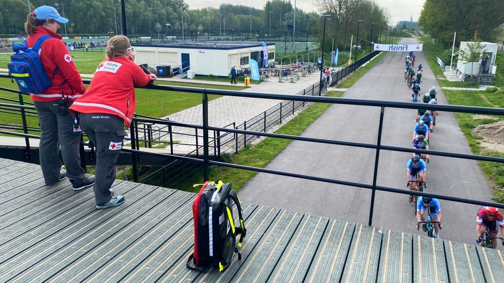 NRKDenHaag's tweet photo. Vandaag waren EHV’ers van #RodeKruis-locatie #Delft aanwezig bij de ZoMoCo (ZondagMorgenCompetitie) van WTOS Delft.
#evenementenhulpverleners bedankt voor jullie inzet! 🚴♂️ Heb jij ons gespot?
#rkhaaglanden #WTOS #wielrennen https://t.co/ryitcXXG9h