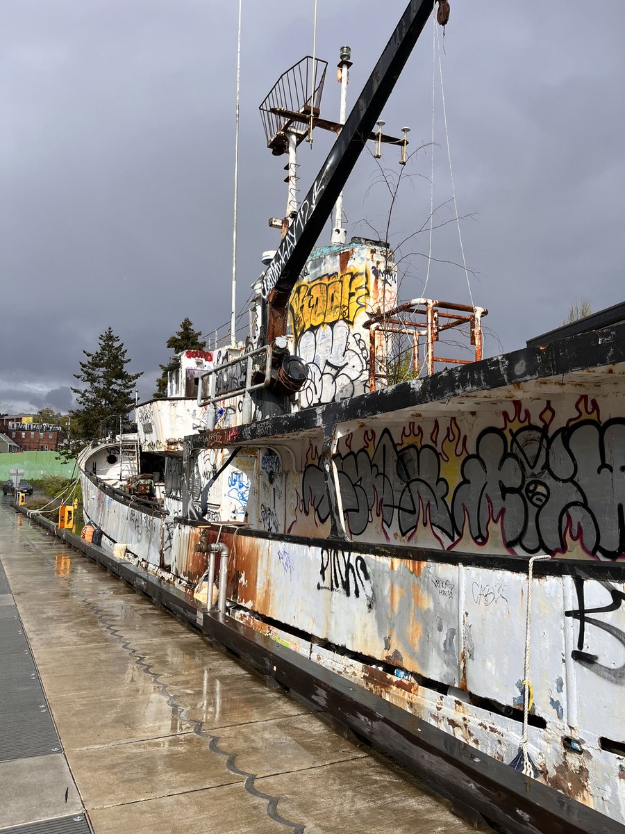 whlemlk's tweet photo. found a boat https://t.co/qtNBpV3ziA