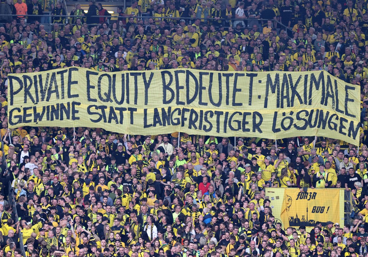 Der Protest gegen Investoren in der #DFL geht weiter: Hier sind unsere 📷 zur heutigen Aktion zu Beginn der zweiten Halbzeit auf der #Südtribüne. #BVBWOB #BVB