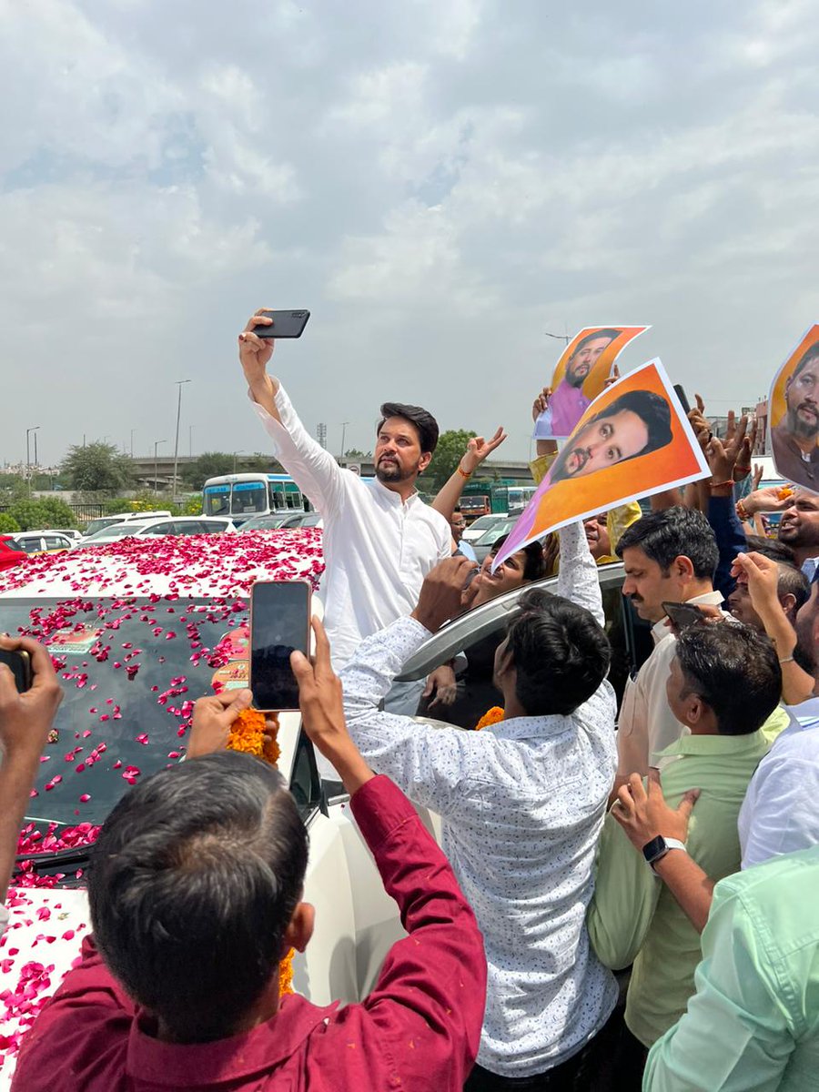 omtanwarsingh's tweet photo. आज हरियाणा सोहना की पावन धरती पर महाराणा प्रताप जयंती बड़ी धूमधाम से मनाई.. जिसमें केन्द्रीय खेल मंत्री अनुराग ठाकुर जी मुख्य आकर्षण का केंद्र रहे..एक हजार गाड़ियों के काफिले के साथ समारोह स्थल पर पहुंचे
#Maharanapratap
#surajpalamu
#omtanwar https://t.co/roXPuOUoj0
