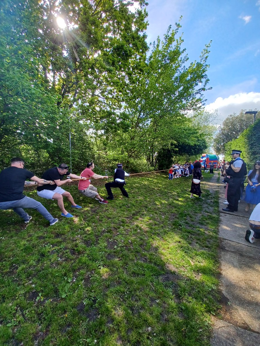 Tug of war anyone 🤣#coronation #MyLocalMet