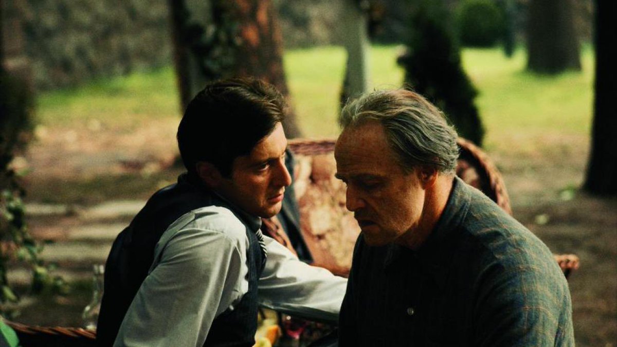 syylcine's tweet photo. Une chose m’a énormément frappé, c’est la scénographie tout est réfléchit pour que chaque disposition soit lourde de sens. Au début, on voit un Brando debout, puissant dans le noir qui a le dessus sur son fils et Coopola finit par l’assoir dehors, en face de son fils avec pudeur. https://t.co/HTLHYT9iO2