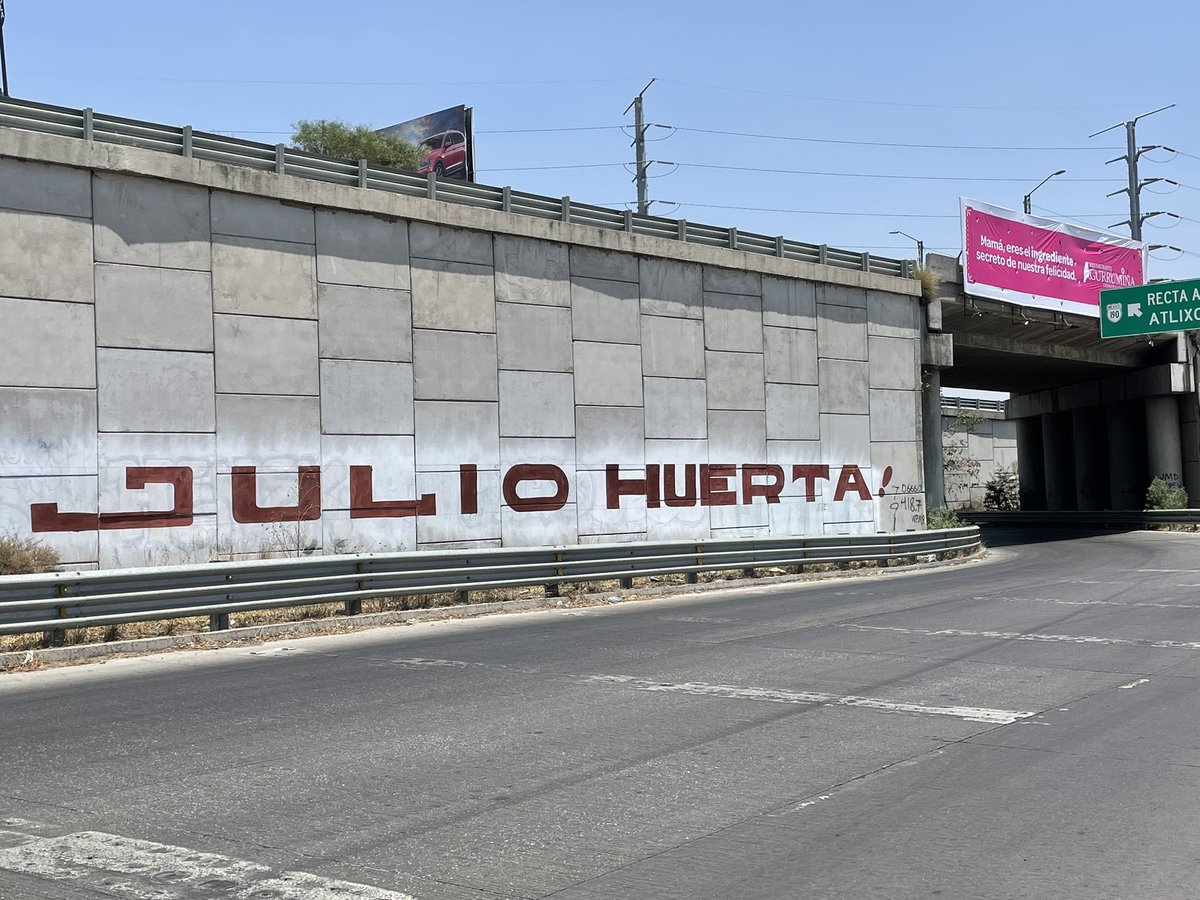 sandovaldelaf's tweet photo. Es un descaro que conociendo la ley y siendo titular de @Segob_Puebla, permita @juliomiguelhg que “sus equipos” de campaña le pongan en la madre a los puentes de la ciudad. 

Pensé que esto ya lo habíamos superado hace mucho. Es una vergüenza. 

¿Lo van a solapar o trae permiso? https://t.co/Zy5h1PL75a