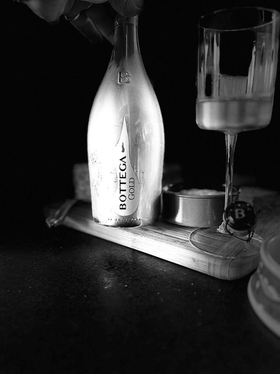 CHARLIEWINES's tweet image. #stateofart this is the @BottegaGold Veneto in black and white ! Always a splash of quality! @ProseccoDOC