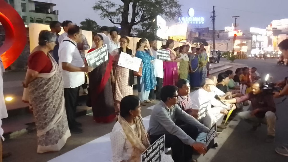 sudarsandasINC's tweet photo. କୁସ୍ତି ଯୋଦ୍ଧା ମାନଙ୍କ ଦିଲ୍ଲୀ ର ଜନ୍ତର ମନ୍ତର ରେ ନ୍ୟାୟ ପାଇଁ ଚାଲିଥିବା ଲଢେଇ କୁ ସମର୍ଥନ ଜଣାଇ ଭୁବନେଶ୍ୱର ରେ ପ୍ରତିବାଦ ରେ ସାମିଲ ହେଲି l
ବିଜେପି ସାଂସଦ ବ୍ରିଜ ଭୂଷଣ ଚରଣ ସିଂହ ଙ୍କୁ ଗିରଫ କରିବା ସହିତ ତାଙ୍କ ବିରୁଦ୍ଧରେ ଦୃଢ଼ କାର୍ଯ୍ୟାନୁଷ୍ଠନ ଦାବି କଲୁ l
@bijaypatnaikinc 
@RGPRSOdisha 
@INCOdisha https://t.co/CyVSLslKg3