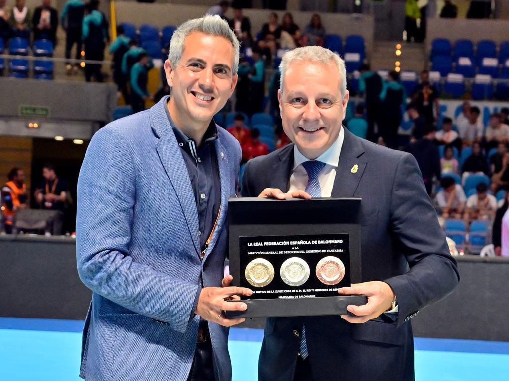 El FC Barcelona, 𝐂𝐀𝐌𝐏𝐄𝐎́𝐍 𝐃𝐄 𝐋𝐀 𝐂𝐎𝐏𝐀 𝐃𝐄 𝐒. 𝐌. 𝐄𝐋 𝐑𝐄𝐘 𝟐𝟎𝟐𝟑 🏆🥇en el Palacio de deportes de #Santander

#CopaRey2023 #Balonmano
