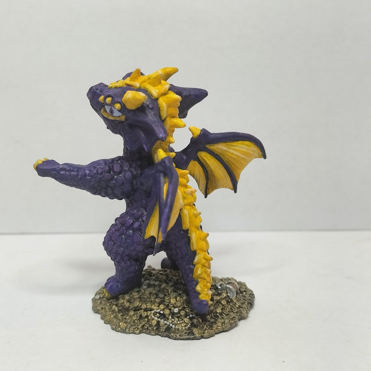 Shada_Wolf's tweet photo. First mini I've been able to finish since 6th of April due to shoulder problems because of my arthritis - @reapermini s Rocky Brush Holder
#reaperminiatures #minipainting #dragon #cultofcreativity #minaturepainting https://t.co/Jsupe64sYm