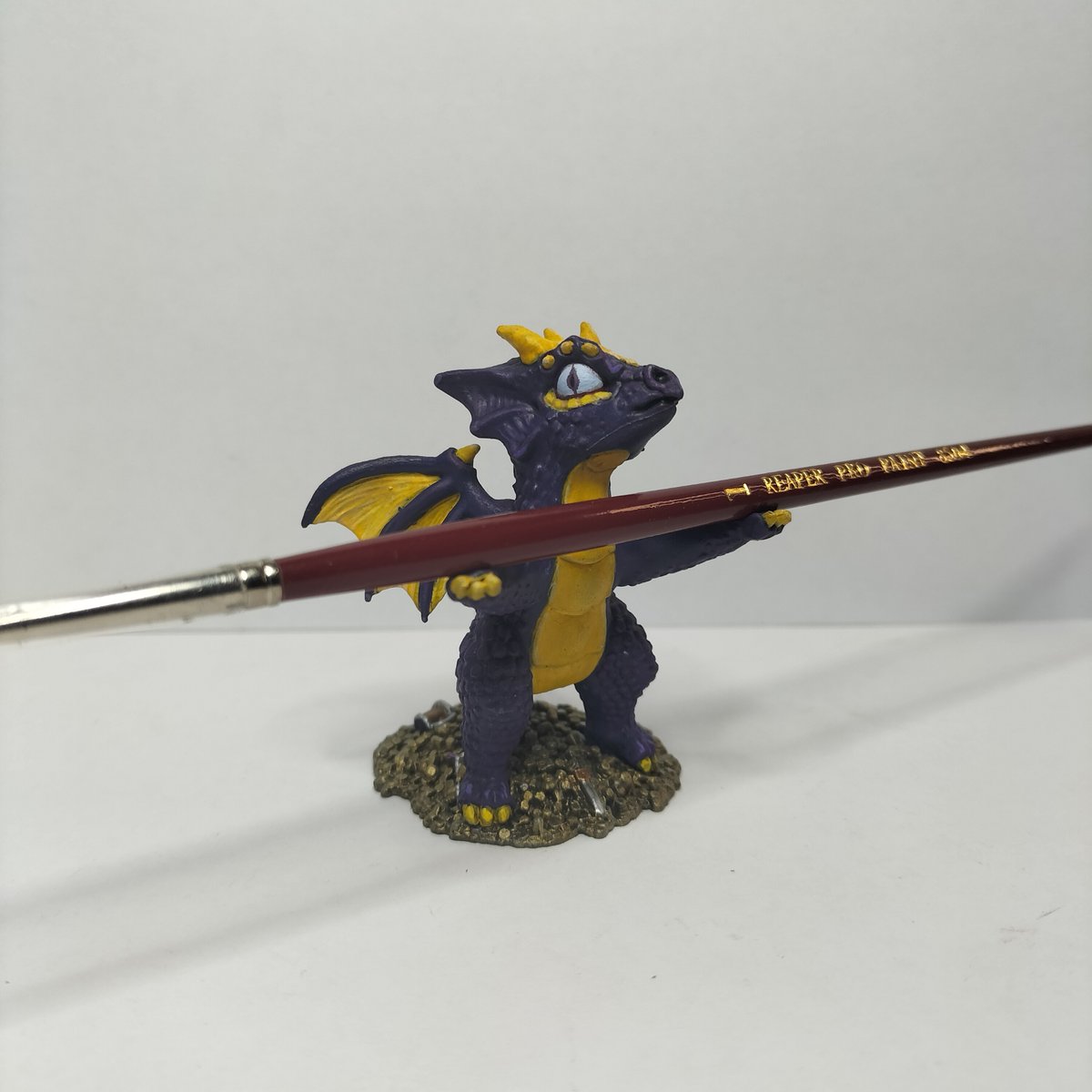 Shada_Wolf's tweet photo. First mini I've been able to finish since 6th of April due to shoulder problems because of my arthritis - @reapermini s Rocky Brush Holder
#reaperminiatures #minipainting #dragon #cultofcreativity #minaturepainting https://t.co/Jsupe64sYm