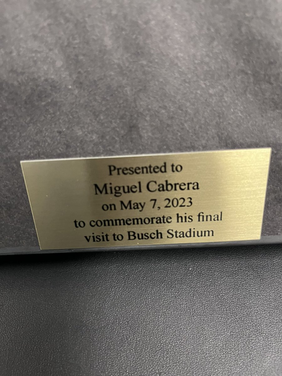 ByCarlosGuillen's tweet photo. Los @Cardinals homenajearon a Miguel Cabrera en su último juego en Busch Stadium.

Le entregaron una foto enmarcada de su jonrón 400 y un cheque para su fundación.

Today, the Cardinals celebrated Miguel’s career today with a framed photo and a donation to Miggy’s foundation. https://t.co/zM0xwgHP62