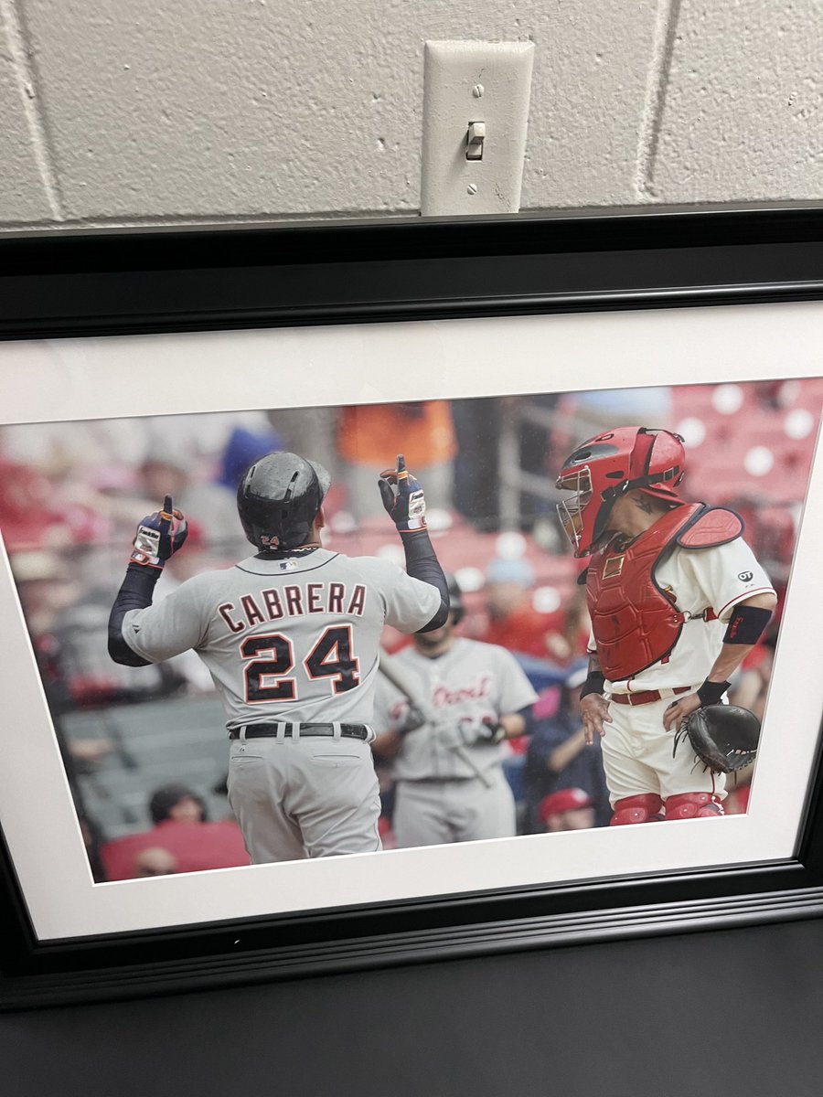 ByCarlosGuillen's tweet photo. Los @Cardinals homenajearon a Miguel Cabrera en su último juego en Busch Stadium.

Le entregaron una foto enmarcada de su jonrón 400 y un cheque para su fundación.

Today, the Cardinals celebrated Miguel’s career today with a framed photo and a donation to Miggy’s foundation. https://t.co/zM0xwgHP62
