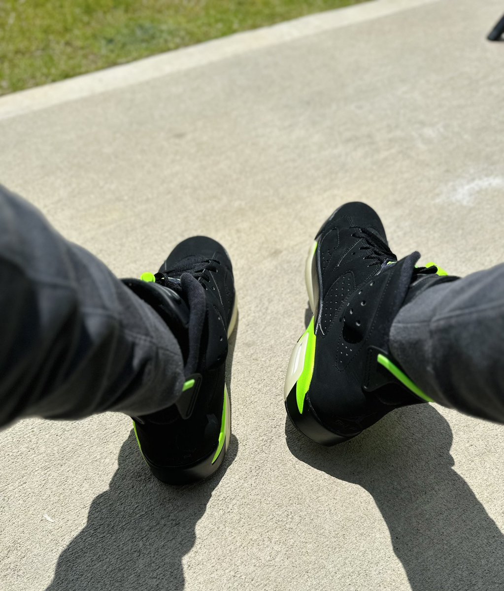 Love the comfort and sleekness of this pair. Happy Sunday, Beauties. ✨

#currently

#KOTD #AJ6 #airjordan6 #electricgreen