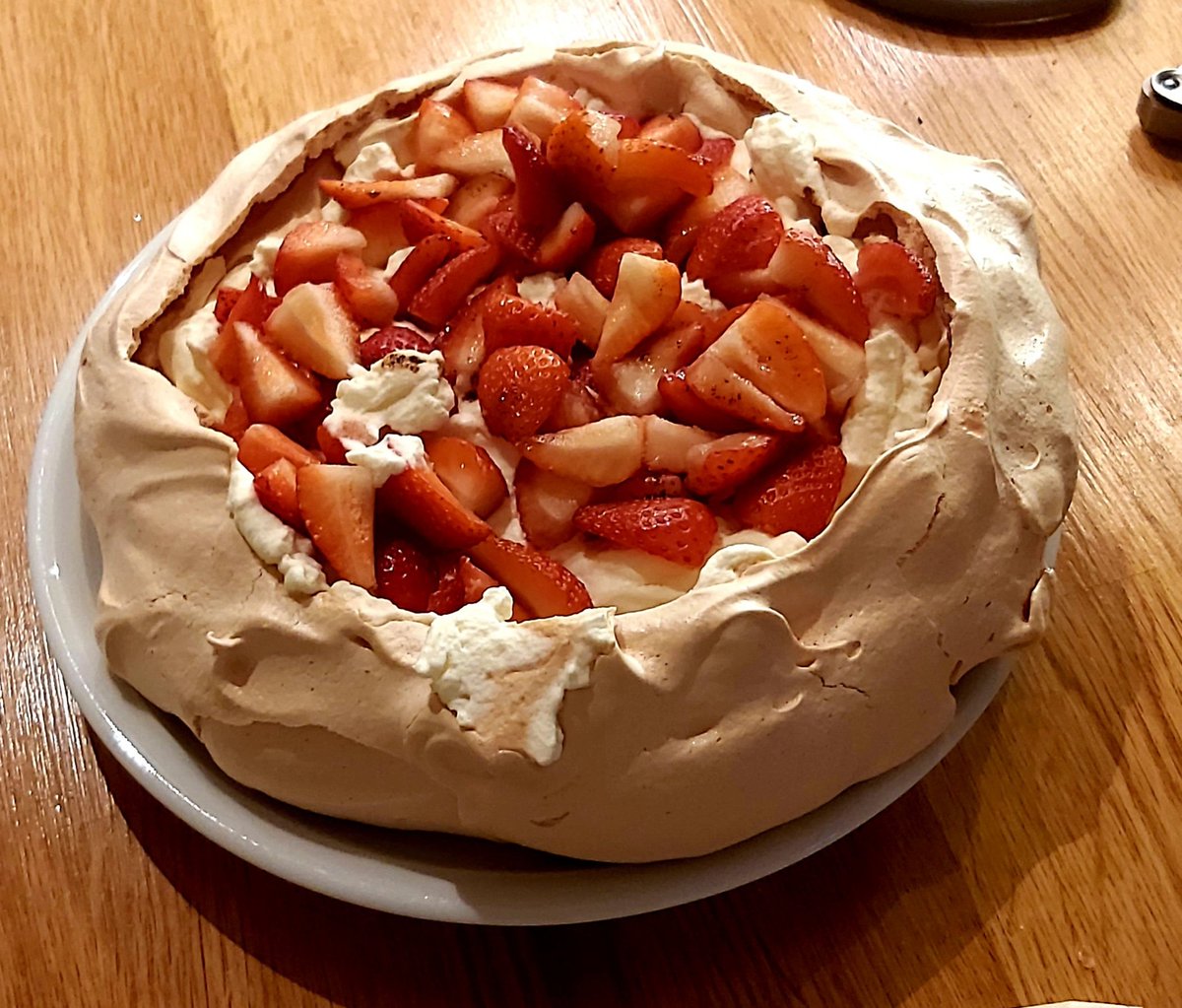 Dessert anyone? Strawberry with cream pavlova!😋😋😋