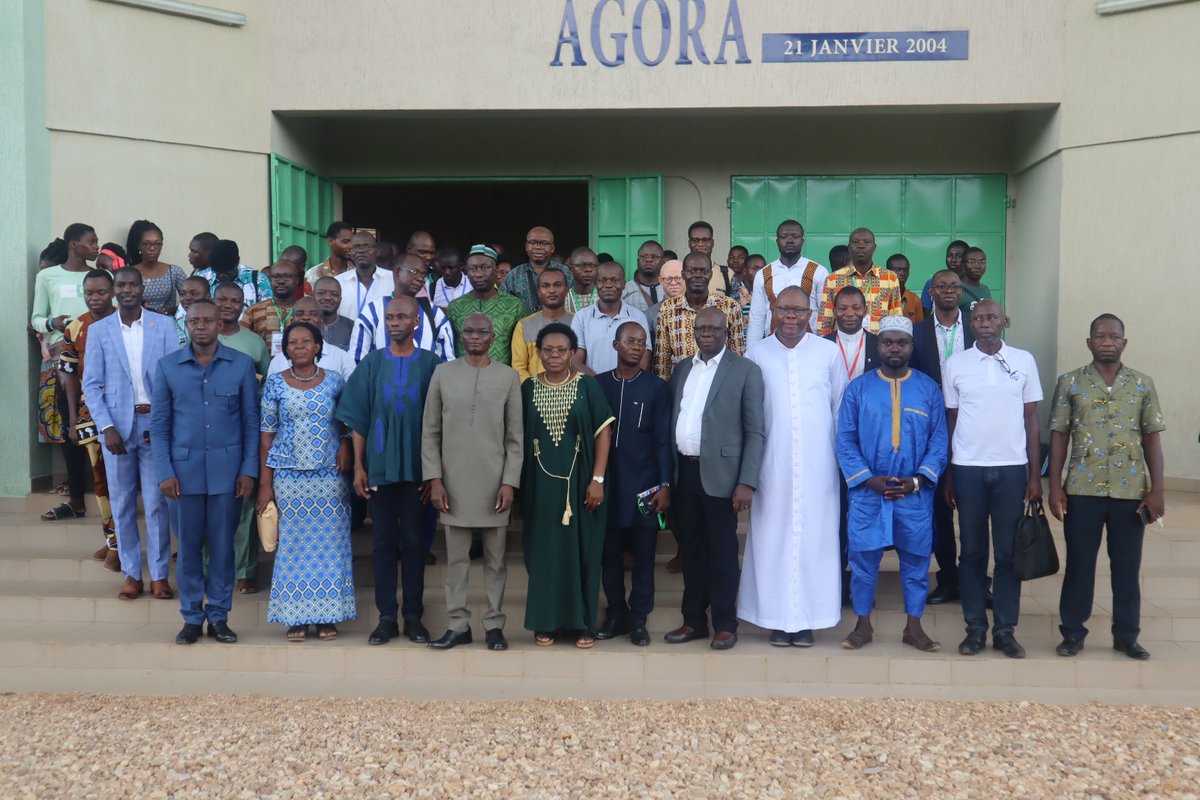 MouzouStephen's tweet photo. J'ai eu l'agréable plaisir de modérer ce 6 mai le Haut panel d'échange sur le thème "La religion aujourd'hui : quelle(s) contribution(s) au dev. en Afrique" ds le cadre du colloque scientif. intl organisé par le département de Philosophie de @KaraUniversite. 
Débat très riche. https://t.co/dlTpRwXOiE