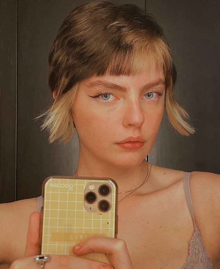 nome: Toralei Stripe 
idade: 19
altura: 1.65 
religião: gatinhos 
estado civil: solteira 
profissão: modelo